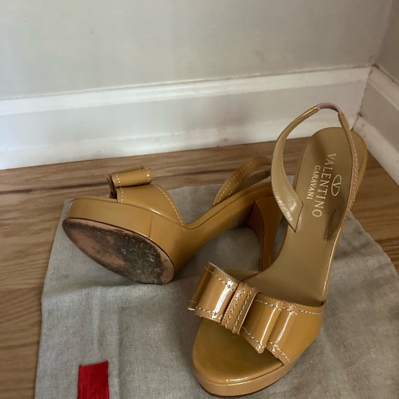 VALENTINO Nude Patent Heels with dust bag - Picture 3 of 11